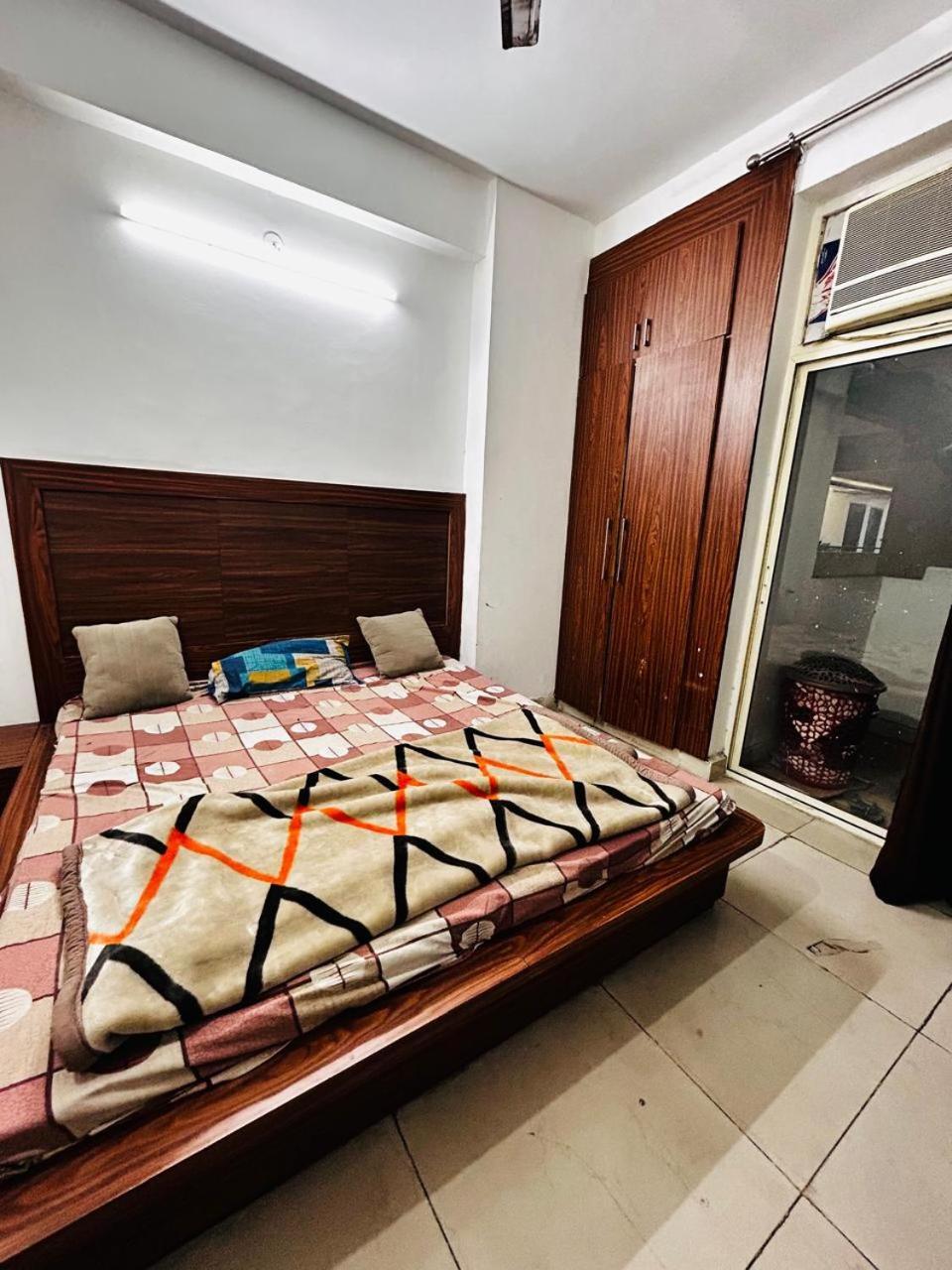 Visitor Stop Greater Noida Exterior photo